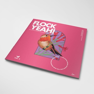 Könnte beinhalten: Ein rosa Malbuch mit dem Titel "FLOCK YEAH!" zeigt eine Illustration eines Kolibris in einem lila und grünen Rahmen. Das Buch trägt die Bezeichnung "VOL. 2" und wirbt für das Bewusstsein für Vogelzug.
