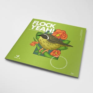 Könnte beinhalten: Ein grünes Malbuch mit dem Titel "FLOCK YEAH!" zeigt eine detaillierte Illustration eines gelb-braunen Vogels, der auf einem Ast mit orangefarbenen Blumen sitzt. Das Cover enthält auch den Text "VOL. 3" und "A Coloring Book Adventure for Bird Migration Awareness."