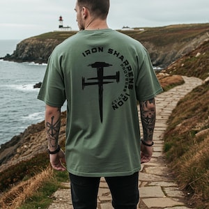 Eisen schärft Eisen Christian Gym Shirt Gym Pump Christian Kleidung Sprüche Bibel Vers Shirt Christian Streetwear Jesus Christian Man Shirt Moss