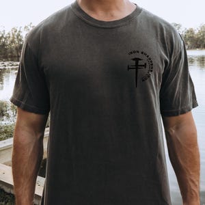 Eisen schärft Eisen Christian Gym Shirt Gym Pump Christian Kleidung Sprüche Bibel Vers Shirt Christian Streetwear Jesus Christian Man Shirt Bild 2