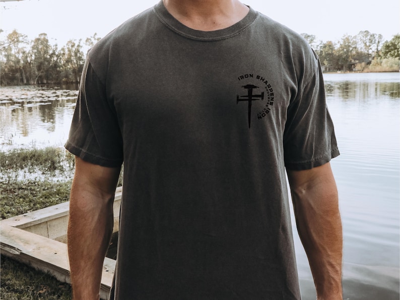 Eisen schärft Eisen Christian Gym Shirt Gym Pump Christian Kleidung Sprüche Bibel Vers Shirt Christian Streetwear Jesus Christian Man Shirt Bild 2