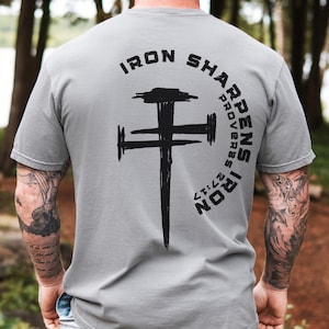 Eisen schärft Eisen Christian Gym Shirt Gym Pump Christian Kleidung Sprüche Bibel Vers Shirt Christian Streetwear Jesus Christian Man Shirt Grey