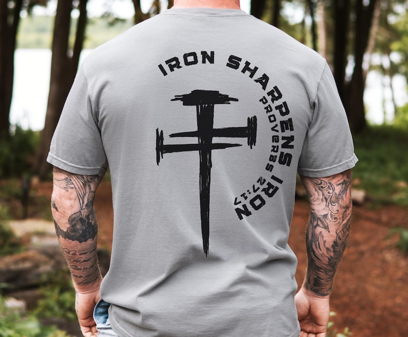 Eisen schärft Eisen Christian Gym Shirt Gym Pump Christian Kleidung Sprüche Bibel Vers Shirt Christian Streetwear Jesus Christian Man Shirt Grey