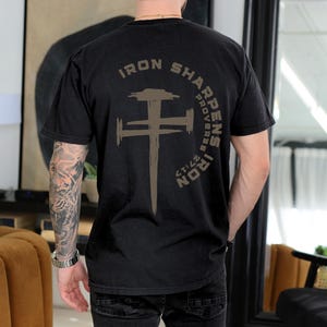 Eisen schärft Eisen Christian Gym Shirt Gym Pump Christian Kleidung Sprüche Bibel Vers Shirt Christian Streetwear Jesus Christian Man Shirt Black