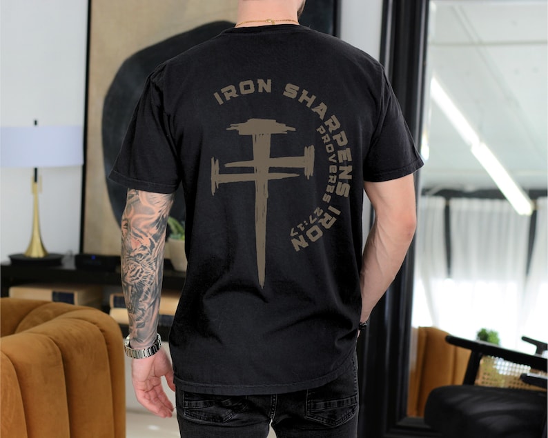 Eisen schärft Eisen Christian Gym Shirt Gym Pump Christian Kleidung Sprüche Bibel Vers Shirt Christian Streetwear Jesus Christian Man Shirt Black