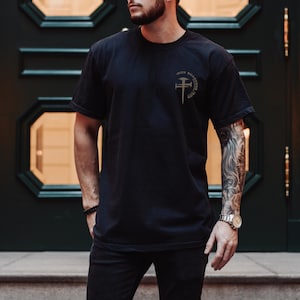 Eisen schärft Eisen Christian Gym Shirt Gym Pump Christian Kleidung Sprüche Bibel Vers Shirt Christian Streetwear Jesus Christian Man Shirt Bild 5