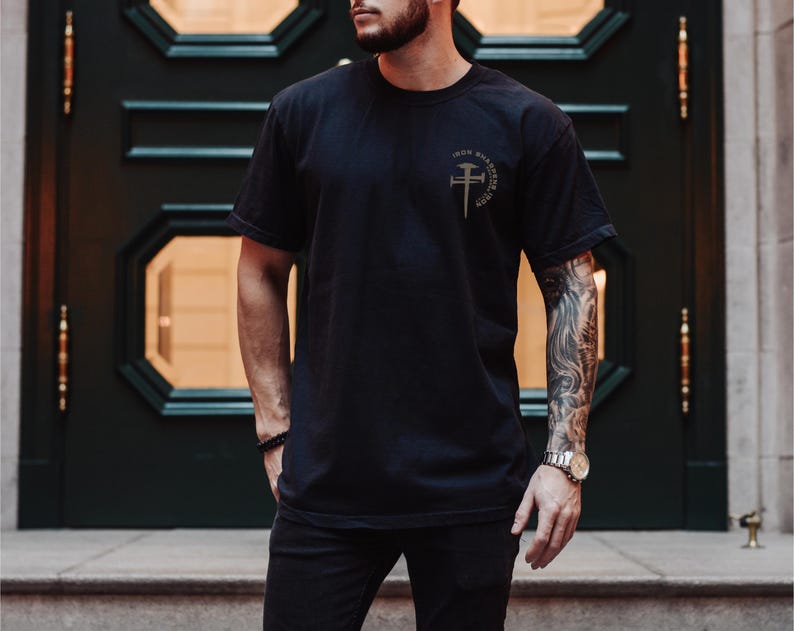 Eisen schärft Eisen Christian Gym Shirt Gym Pump Christian Kleidung Sprüche Bibel Vers Shirt Christian Streetwear Jesus Christian Man Shirt Bild 5