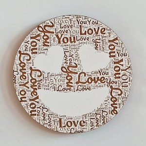 Kühlschrankmagnet mit eingraviertem "Love You" Emoji."