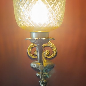 Brass Wall Sconce, Antique Wall Lamp, Vintage Glass Light, Brass Lighting Fixture, Elegant Wall Light, Classic Home Decor, Diamond Glass