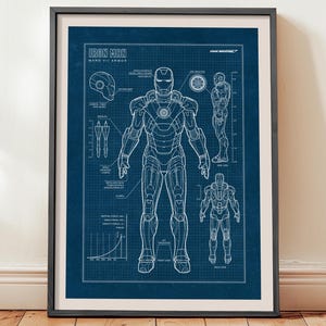 Puede incluir: Impresión enmarcada estilo plano del traje Iron Man Mark VII. La obra presenta esquemas y diagramas detallados en blanco sobre un fondo azul oscuro. La impresión incluye el texto "Iron Man" y "Mark VII Armor".