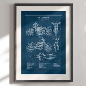 Peut inclure: Tirage d'art encadré d'un plan de la moto Harley Davidson Sportster Iron 883. L'impression présente des dessins techniques détaillés en blanc sur un fond quadrillé bleu foncé. L'impression est dans un cadre noir.