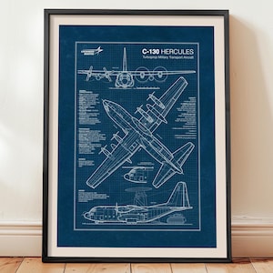Peut inclure: Tirage d'art encadré représentant un plan de l'avion de transport militaire à turbopropulseur C-130 Hercules. L'impression présente des dessins techniques détaillés en blanc sur fond bleu foncé. Le cadre est noir.