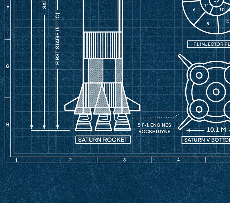 K&ouml;nnte beinhalten: Eine Blaupause der Saturn-Rakete mit detaillierten Zeichnungen und Beschriftungen. Die Darstellung in Wei&szlig; auf einem dunkelblauen Raster zeigt die Raketenstufen, die Anordnung der Triebwerke und die Abmessungen.
