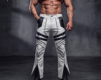 Peut inclure: Pantalon blanc avec des empiècements en similicuir noir sur les hanches et les cuisses, agrémenté de sangles à boucles noires, de détails argentés et de fentes zippées verticales au bas de chaque jambe. Le pantalon porte l'inscription FINETOO.
