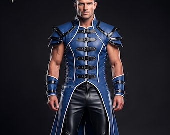 Peut inclure: Un long manteau bleu sans manches avec un liseré blanc, doté d'épaulettes superposées, d'un col montant et d'une fermeture frontale à six sangles à boucles noires. Il est porté avec un pantalon noir et des poignets assortis à sangles noires.