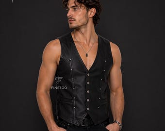Peut inclure: Gilet en cuir noir avec col en V, fermeture boutonnée et clous argentés. Le gilet a deux poches avant et est porté avec un jean noir. C'est un vêtement élégant.