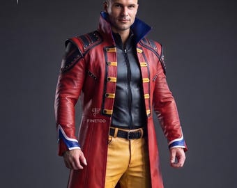 Peut inclure: Un long manteau en cuir rouge avec un col haut, des bordures noires et des accents jaunes, porté sur une veste noire zippée et un pantalon jaune. Le manteau présente des épaules structurées, des poignets bleu et blanc, et le texte FINETOO.