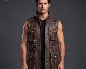 Peut inclure: Un gilet sans manches en cuir marron doté d'un col montant, de quatre poches avant avec boutons-pression en laiton et de clous métalliques décoratifs le long des coutures. Le vêtement inclut des anneaux en D et le texte FINETOO sur la poitrine.