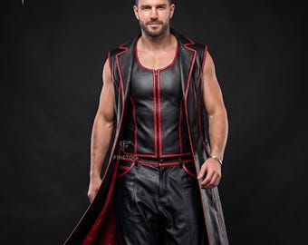 Peut inclure: Un long manteau noir sans manches, un débardeur noir avec fermeture éclair frontale et un pantalon noir, le tout orné de passepoils rouges. L'ensemble présente une finition lisse et une doublure intérieure rouge visible sur le manteau.