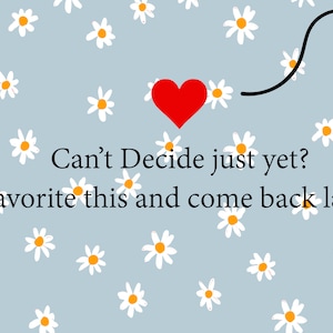 Puede incluir: Un coraz&oacute;n rojo con una flecha curva que apunta hacia la derecha. El texto dice "&iquest;A&uacute;n no te decides? Guarda esto como favorito y vuelve m&aacute;s tarde." El fondo es azul claro con un patr&oacute;n de margaritas blancas.