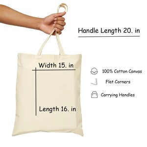以下が含まれることがあります： ナチュラルカラーの綿製トートバッグで、黒い文字で「Handle Length 20. in」、「Width 15. in」、「Length 16. in」と書いてあります。バッグは角が平らで、持ち手があります。