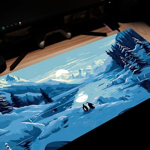 Puede incluir: Una ilustración digital de un paisaje montañoso nevado con dos pingüinos de pie en un acantilado nevado con vistas a un lago helado. El cielo es azul con nubes blancas y estrellas. Las montañas son de color azul oscuro y el lago es de color azul claro.