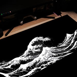 Puede incluir: Una ilustración en blanco y negro de una gran ola rompiendo. La ola está dibujada en un estilo detallado, con muchas líneas y curvas pequeñas.