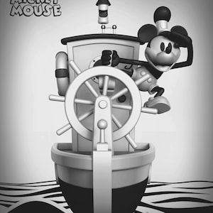 Puede incluir: Imagen en blanco y negro de Mickey Mouse en un barco de vapor. El barco tiene un gran timón, una chimenea y un salvavidas. Mickey Mouse lleva un gorro de marinero y saluda. Las palabras "Walt Disney's Mickey Mouse" están en la parte superior.