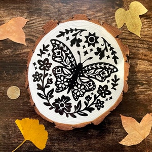 Schmetterling mit Blumen Wandkunst, Naturliebhaber Kunst, Boho Wanddekor, skandinavische Volkskunst | Frühling Wohn Dekor & Geschenk | Rustikale Holzscheibenkunst