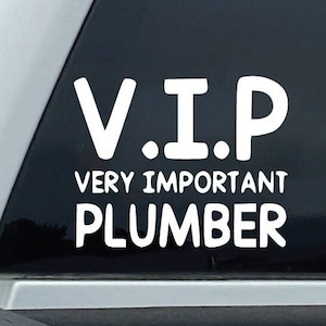 Peut inclure: Un autocollant blanc sur la vitre arrière d'un pick-up blanc indique "V.I.P. Very Important Plumber".