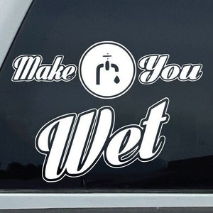 Puede incluir: Camión blanco con una pegatina de ventana negra que dice "Make You Wet" con un icono de gota de agua estilizado.