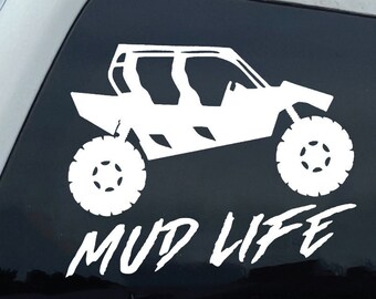 Może przedstawiać: Biała naklejka winylowa przedstawiająca widok z boku czterokołowego pojazdu terenowego z napisem "MUD LIFE" w stylizowanym foncie.