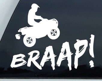 Może przedstawiać: Biała naklejka winylowa z quadem i kierowcą na czarnym oknie ciężarówki z napisem "BRAAP!" w kolorze białym.
