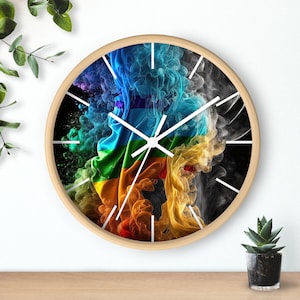 Peut inclure: Horloge murale ronde avec un cadre en bois clair. Le cadran de l'horloge présente un motif abstrait coloré avec des teintes arc-en-ciel de bleu, vert, jaune et orange. Les aiguilles et les marqueurs d'heures blancs complètent le design.