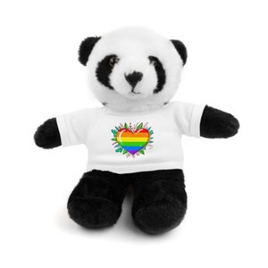 Könnte beinhalten: Ein weißes Plüsch-Pandabärchen, das ein weißes T-Shirt mit einem Regenbogenherz-Design trägt. Das Herz ist von grünen Blättern umgeben.