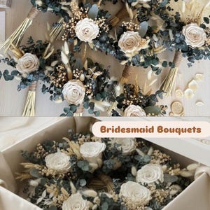 Pu&ograve; includere: Una collezione di composizioni floreali con rose color crema, foglie di eucalipto verde scuro ed erbe essiccate beige. I gambi sono avvolti nello spago. Una scatola contiene una composizione circolare con il testo Bridesmaid Bouquets.