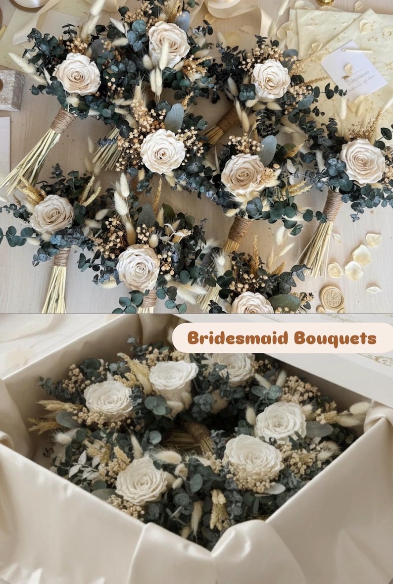 Pu&ograve; includere: Una collezione di composizioni floreali con rose color crema, foglie di eucalipto verde scuro ed erbe essiccate beige. I gambi sono avvolti nello spago. Una scatola contiene una composizione circolare con il testo Bridesmaid Bouquets.