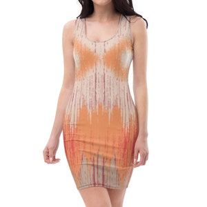 Könnte beinhalten: Ein ärmelloses Kleid mit einem bunten abstrakten Druck in Orange-, Rot- und Beigetönen. Das Kleid hat eine figurbetonte Silhouette und einen runden Ausschnitt.