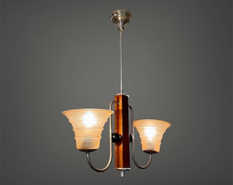 Raro lampadario Art Déco con paralumi in vetro color pesca e legno ebanizzato, Europa centrale, anni '30.