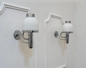 Conjunto de 2 arandelas Mazzega pós-modernas em cromo e vidro opalino, Itália, década de 1970