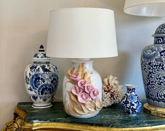 Lampa stołowa Hollywood Regency White Ceramic z bukietem stylizowanych róż, Europa, lata 80. XX wieku