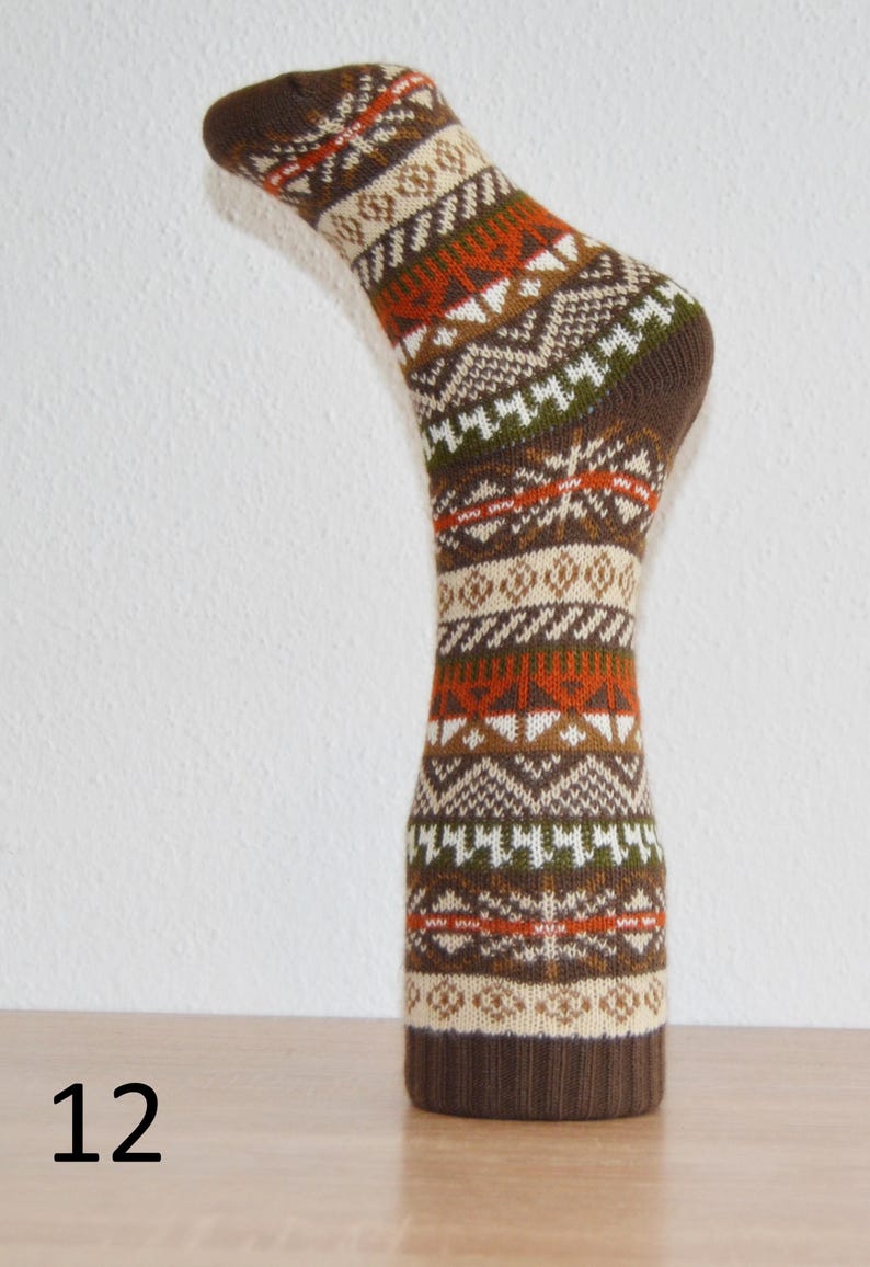 Handmade Peruvian alpaca wool socks, lightweight thermal winter footwear, colorful artisanal alpaca socks, hypoallergenic foot warmers Marrón Oscuro