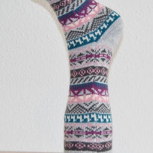 Handmade Peruvian alpaca wool socks, lightweight thermal winter footwear, colorful artisanal alpaca socks, hypoallergenic foot warmers Gris 2