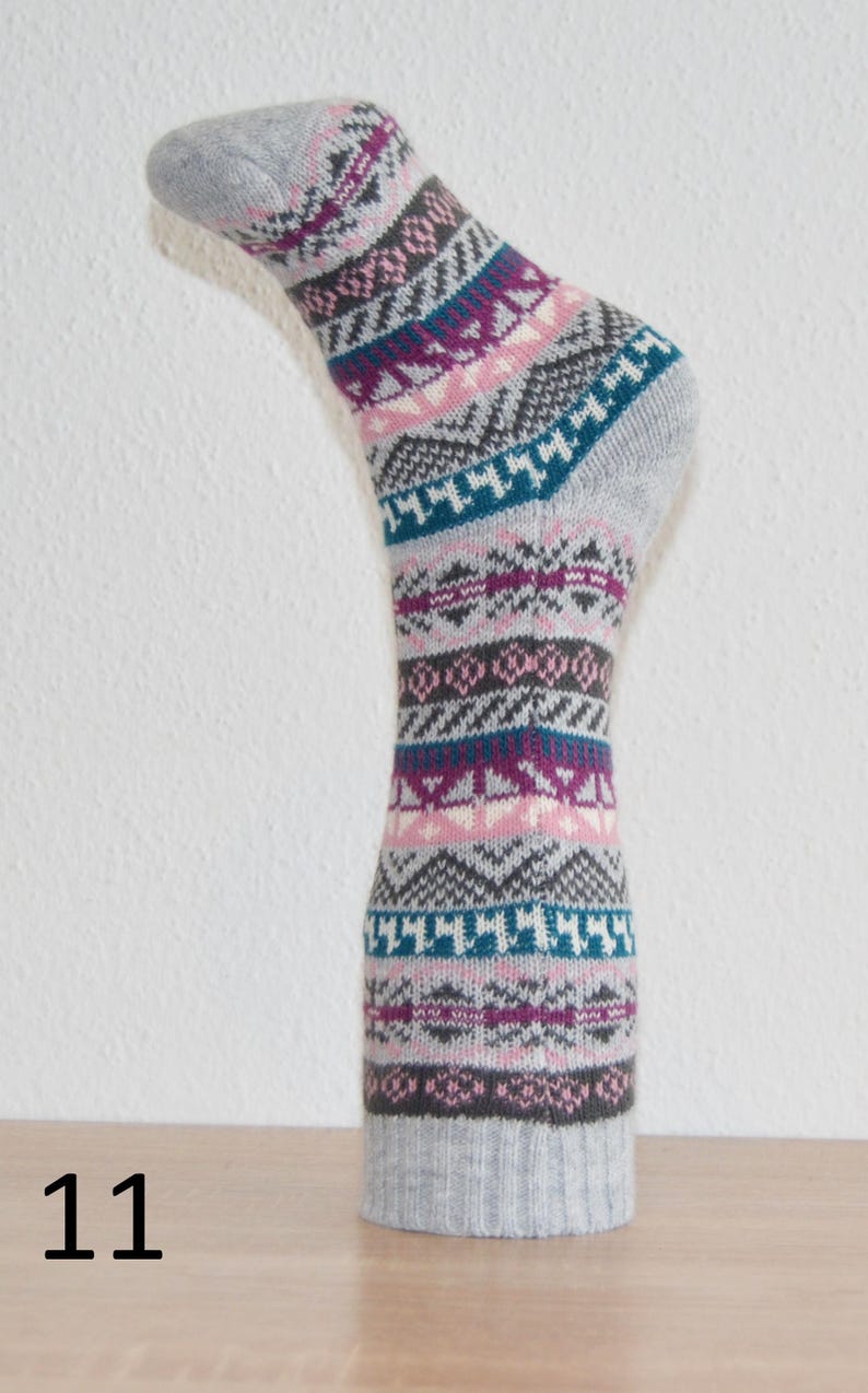 Handmade Peruvian alpaca wool socks, lightweight thermal winter footwear, colorful artisanal alpaca socks, hypoallergenic foot warmers Gris 2