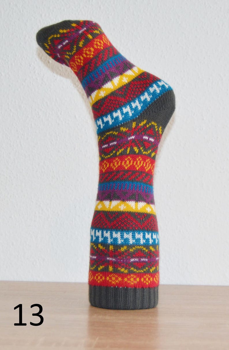 Handmade Peruvian alpaca wool socks, lightweight thermal winter footwear, colorful artisanal alpaca socks, hypoallergenic foot warmers Ceniza