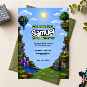 Op de afbeelding: Een verjaardagsuitnodiging met een pixelated landschapsontwerp, met de tekst "GET BUILDING... Samuel IS TURNING 10!". De uitnodiging bevat evenementdetails en is omgeven door een groene envelop en decoratieve elementen.