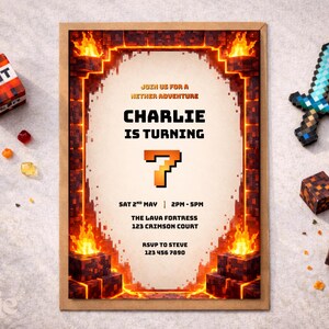 Può includere: Un invito per una festa di compleanno a tema Minecraft. Presenta un bordo marrone con fiamme pixelate e il testo "Charlie compie 7 anni". Sono visibili anche un blocco TNT e una spada pixelata.