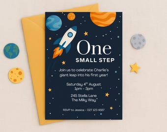 Könnte beinhalten: Eine marineblaue Einladungskarte mit einer Rakete, Planeten und Sternen, mit dem Text "One Small Step". Die Einladung ist für eine erste Geburtstagsfeier, mit Datum, Uhrzeit und Ortsangaben.