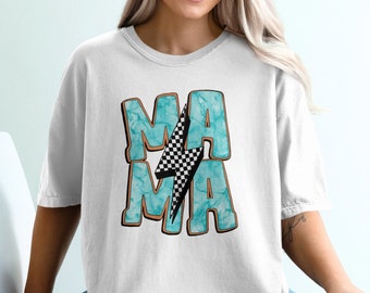 Peut inclure: T-shirt blanc avec un motif bleu et orange qui dit "MAMA" avec un éclair au milieu.