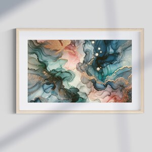 Puede incluir: Impresi&oacute;n de arte abstracto con colores azules, verdes y rosas en espiral con acentos dorados. La impresi&oacute;n est&aacute; enmarcada en un marco de madera claro.